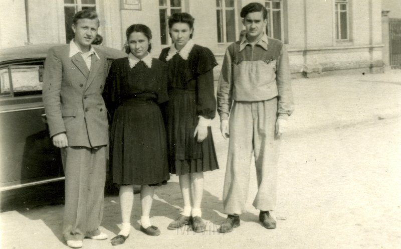 KKE 4545.jpg - Uczniowie 8-klasy Gimnazjum nr 5 w Wilnie na Antokolu. Od lewej: Zbigniew Głowacki, Ileana Danowska, Weronika Wojnicz, Czesław Kurmin, Wilno, 1949 r.